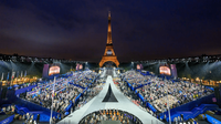 Espace évènementiel avec des tribunes face à la Tour Eiffel durant les Jeux Olympiques à Paris 
