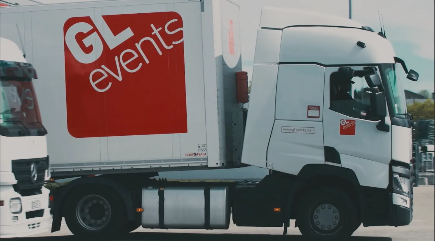 Camion logoté GL events stationné, illustrant les activités de transport et de logistique de l’entreprise.