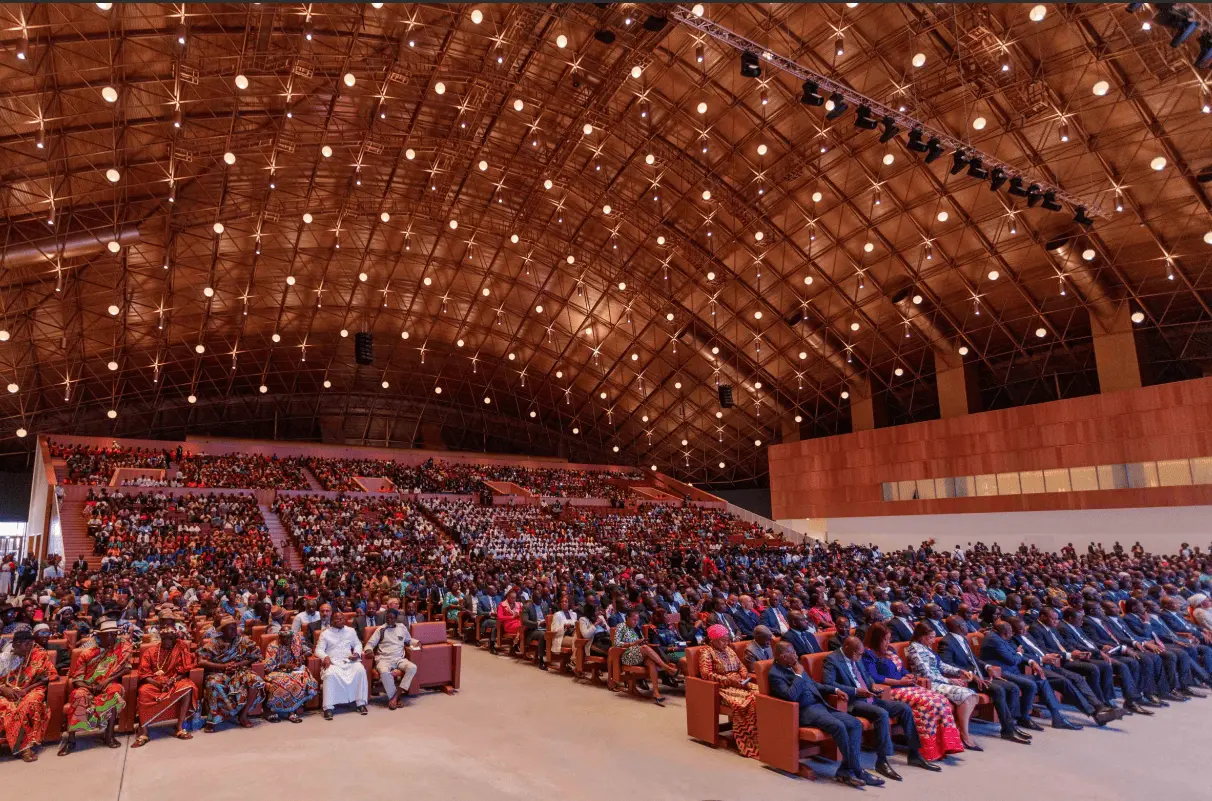 Un vaste auditorium accueille un public nombreux rassemblé pour un événement d’envergure, dans un espace structuré et lumineux propice aux prises de parole, aux échanges et aux moments collectifs.