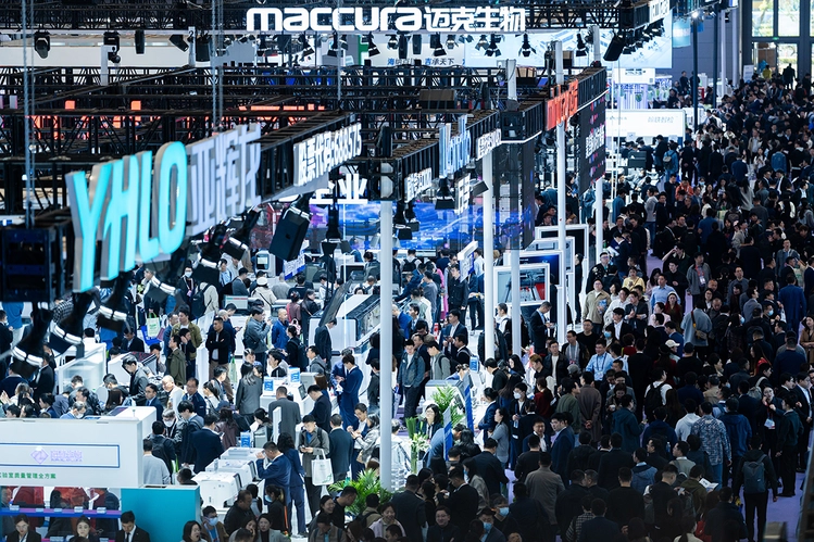 Un salon professionnel très fréquenté rassemble une foule de visiteurs autour de nombreux stands et démonstrations technologiques.